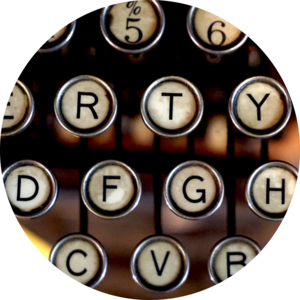 Runde Tasten aus Emaille einer Schreibmaschine mit Buchstabenrund
