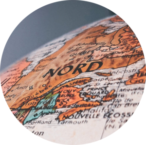 Ausschnitt eines bunten Globus - der Fokus ruft auf dem Wort "Nord"
