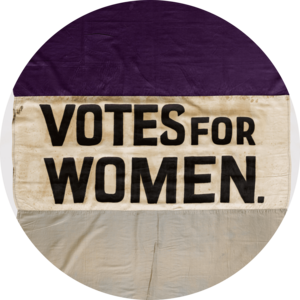 Eine historische Suffragetten-Flagge mit dem Schriftzug "Votes for Women"